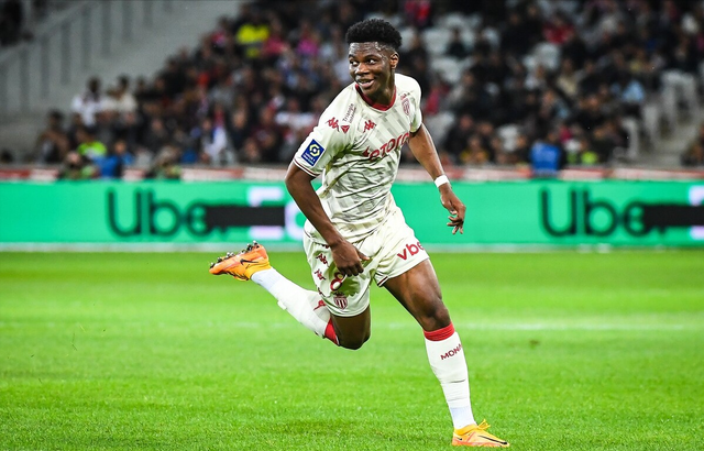 法甲清晨走向成谜；上海申花豪取连胜；更衣室稳定；医务组通报恢复的简单介绍