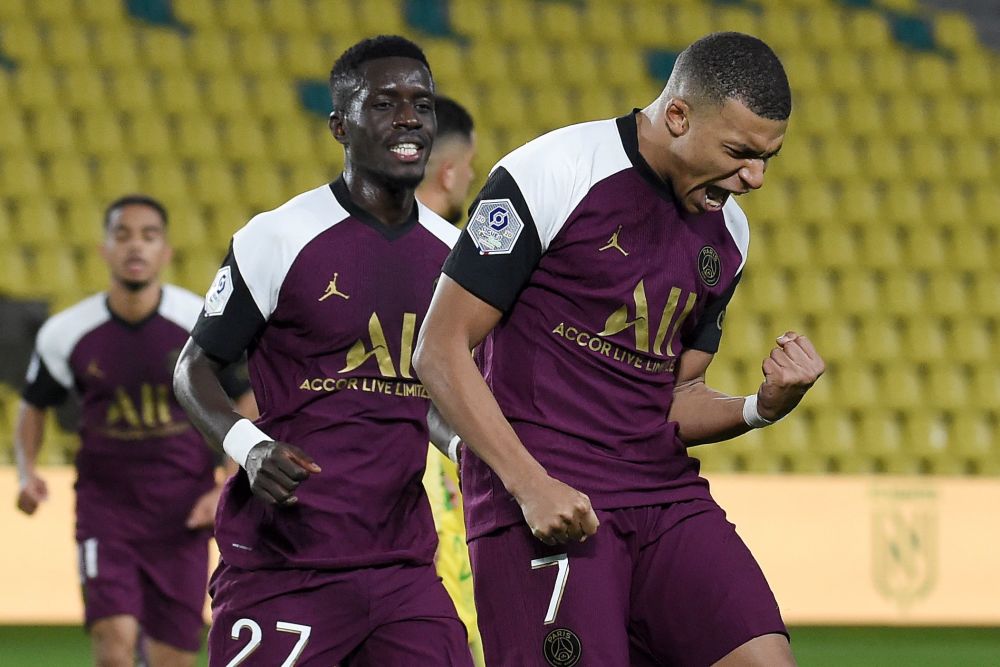 法甲清晨走向成谜；上海申花豪取连胜；更衣室稳定；医务组通报恢复的简单介绍